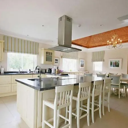 Sleeps 10 Pool Air Con T480285 *